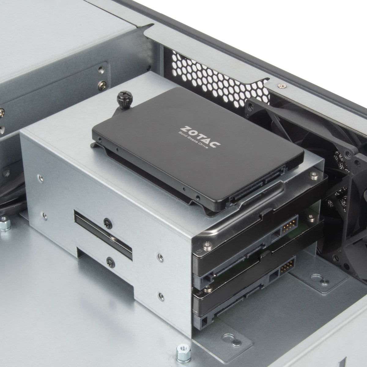 SilverStone RM23-502-MINI – nærbilde av to 3,5-tommers harddisker i holderen og en 2,5-tommers SSD montert oppå. Diskene er illustrasjoner og følger ikke standardkonfigurasjonen.