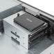 SilverStone RM23-502-MINI – nærbilde av to 3,5-tommers harddisker i holderen og en 2,5-tommers SSD montert oppå. Diskene er illustrasjoner og følger ikke standardkonfigurasjonen.